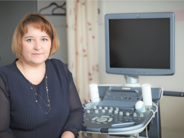 Intervju: Polona Podnar, dr. med.: Izklopite telefon  za nekaj mesecev  in poslušajte  svojega otroka, Onaplus, december, 2024